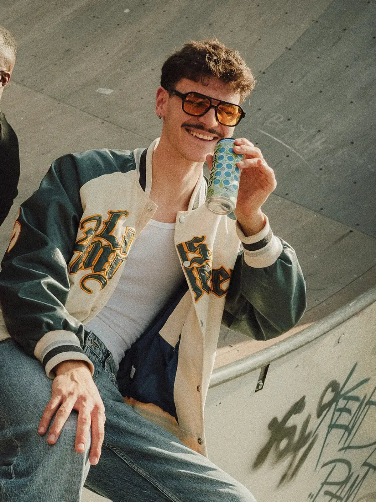 Ein Mann der eine Dose effect Coconut Blueberry in der Hand hält