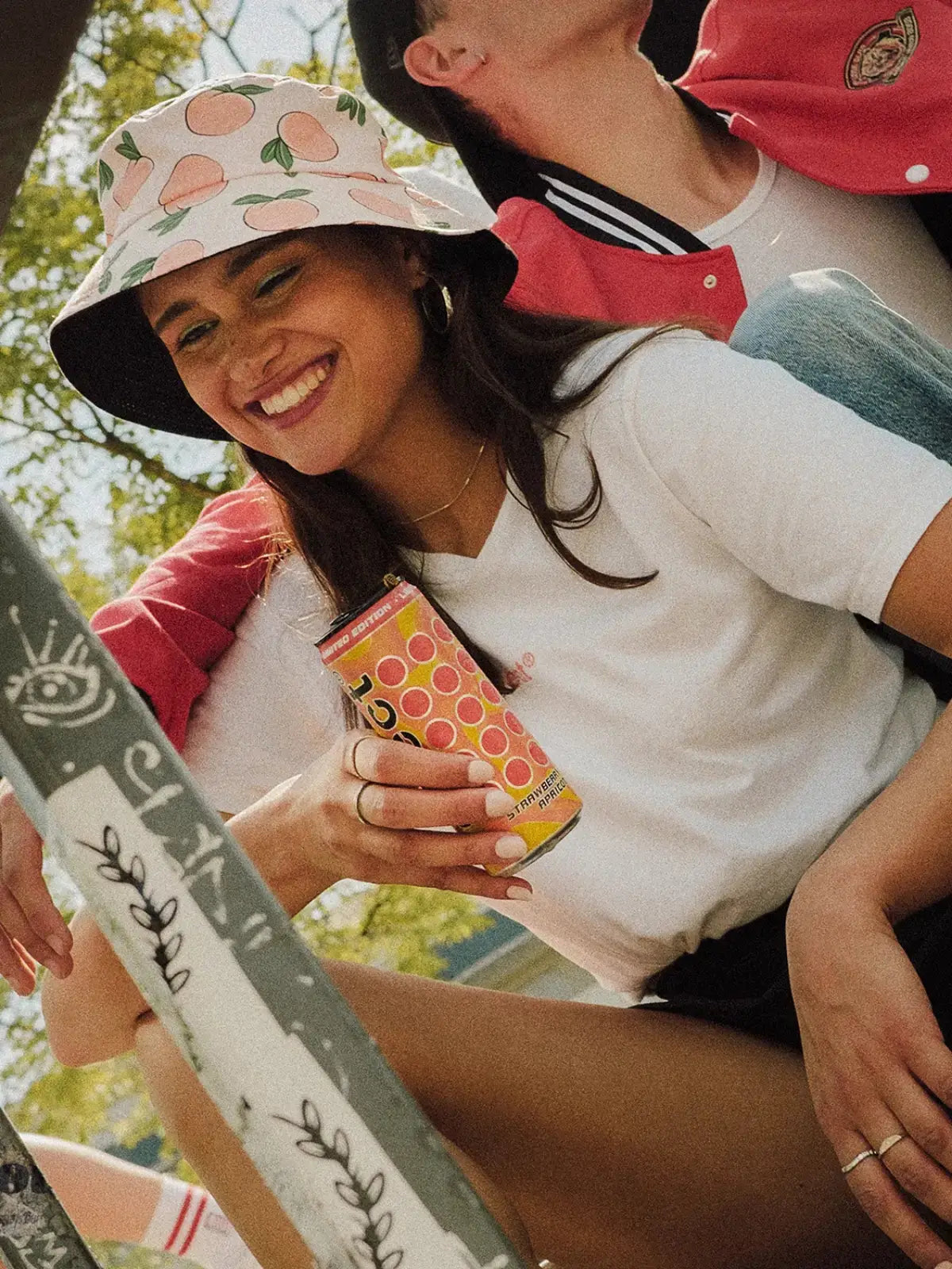 Eine Frau die eine Dose effect Strawberry Apricot in der Hand hält