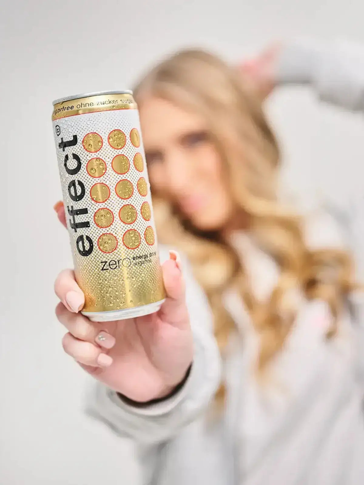 Eine Frau hält eine Dose effect Zero in der Hand