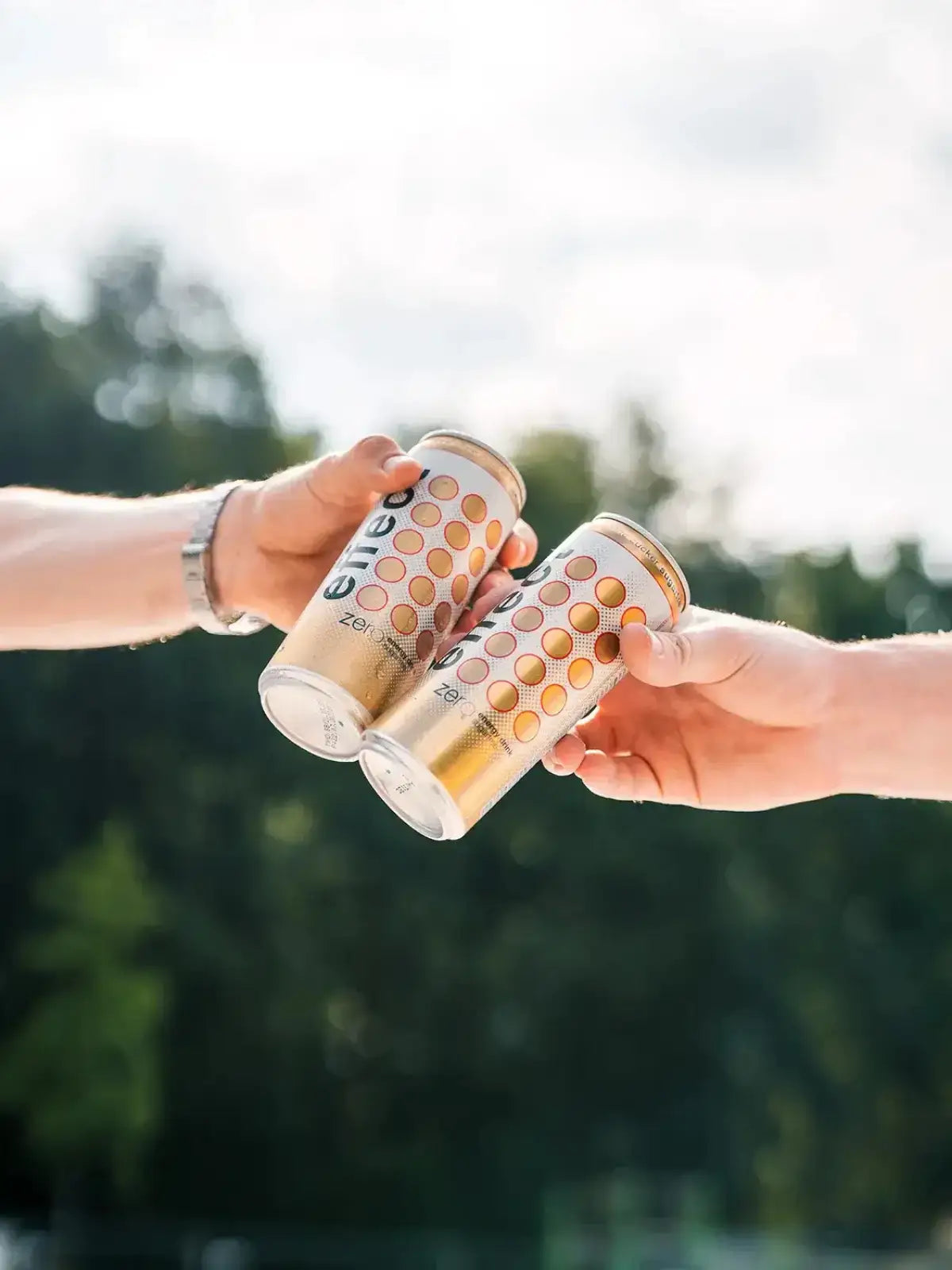 Zwei Hände die mit effect Zero anstoßen