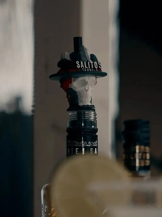 SALITOS Tequila-Spirituose ausgießer mit Totenkopfmotiv auf der Flasche, die dem Barbereich ein mexikanisches Flair verleiht.