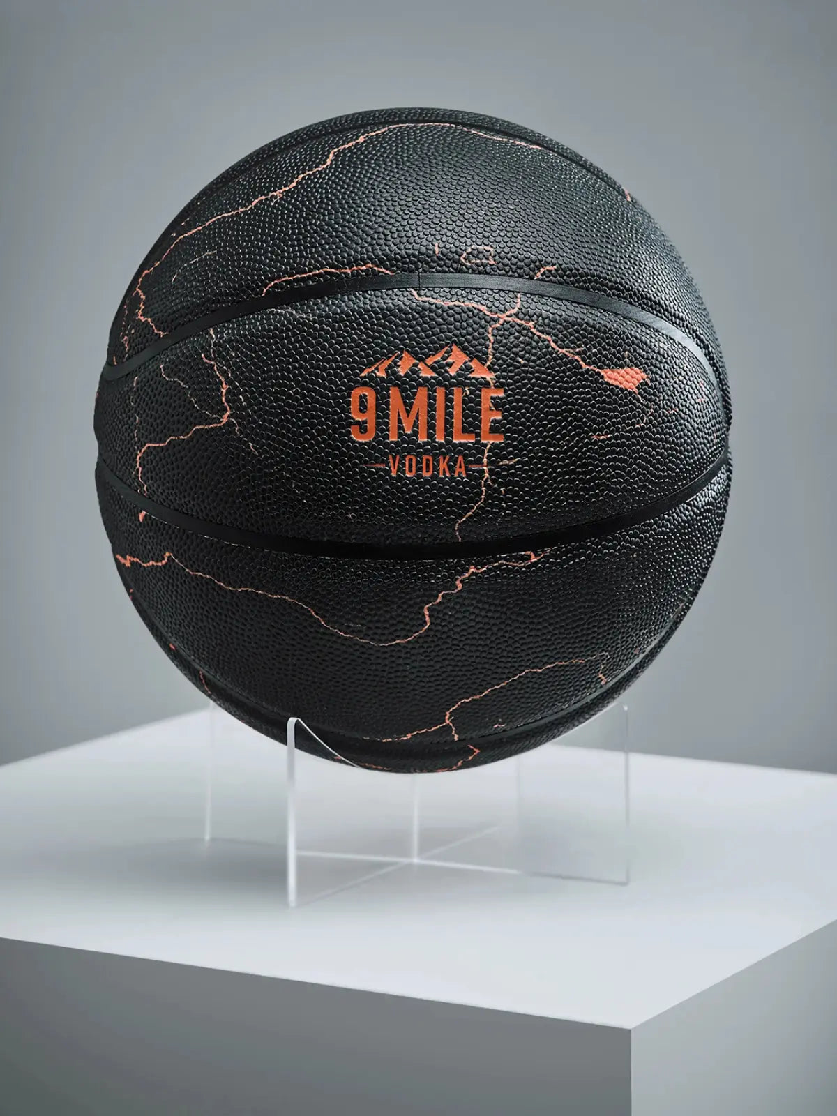 Schwarzer Basketball in 9 MILE Vodka Design