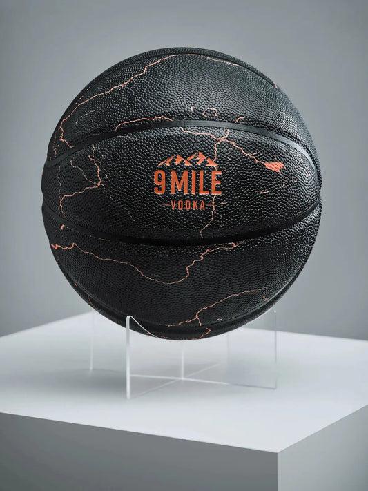 Schwarzer Basketball in 9 MILE Vodka Design
