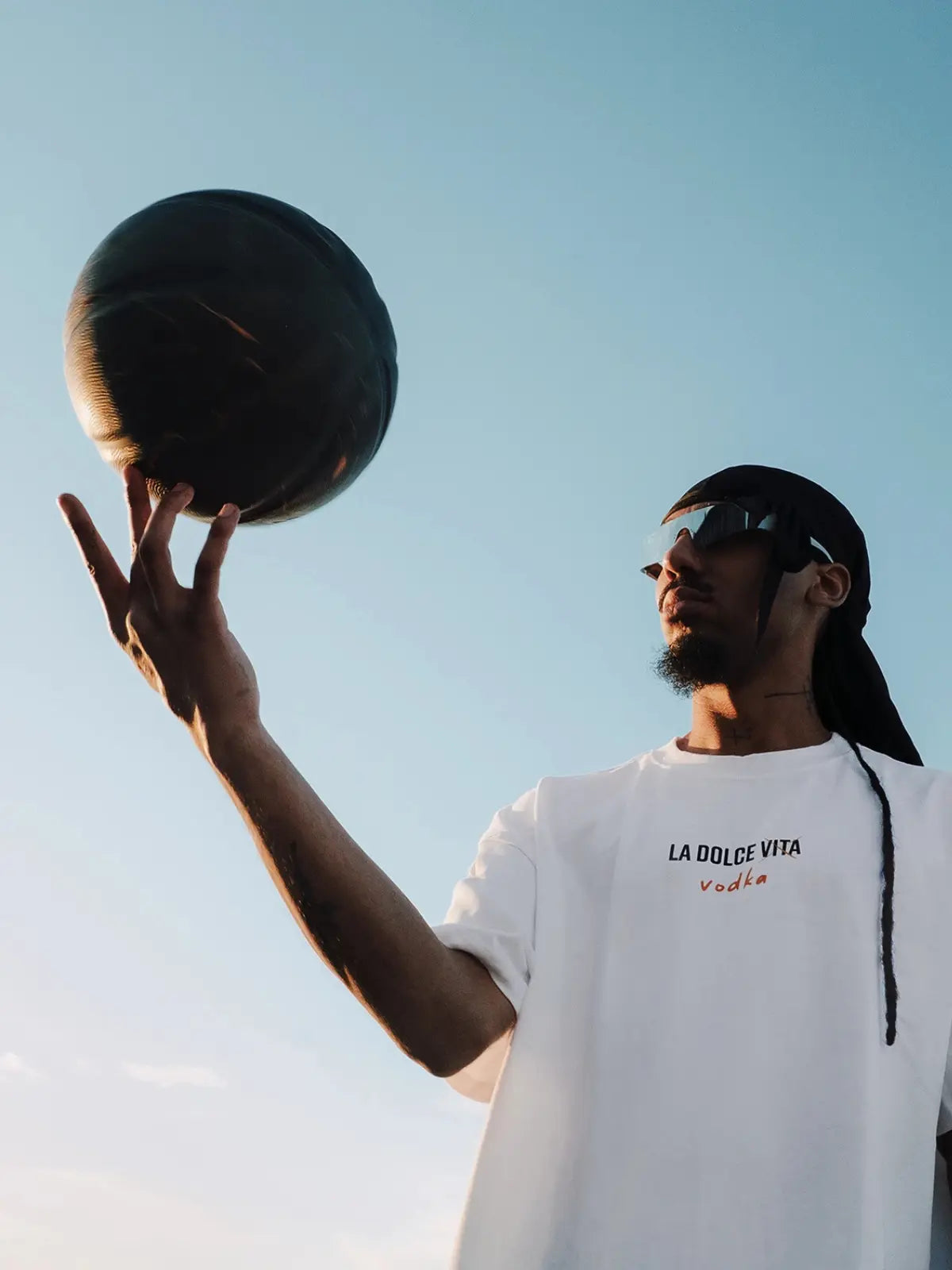 Schwarzer Basketball in 9 MILE Vodka Design