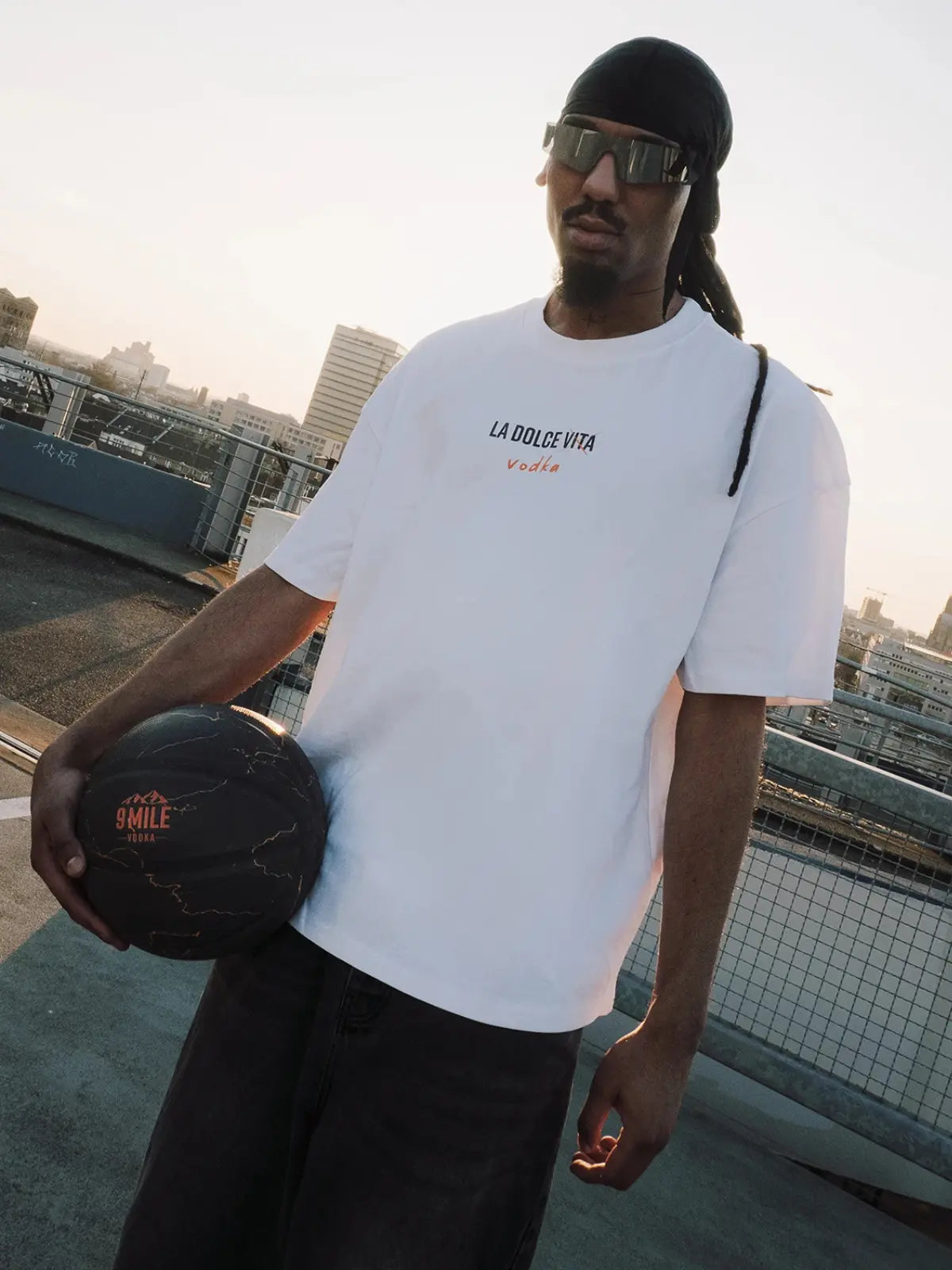 Schwarzer Basketball in 9 MILE Vodka Design