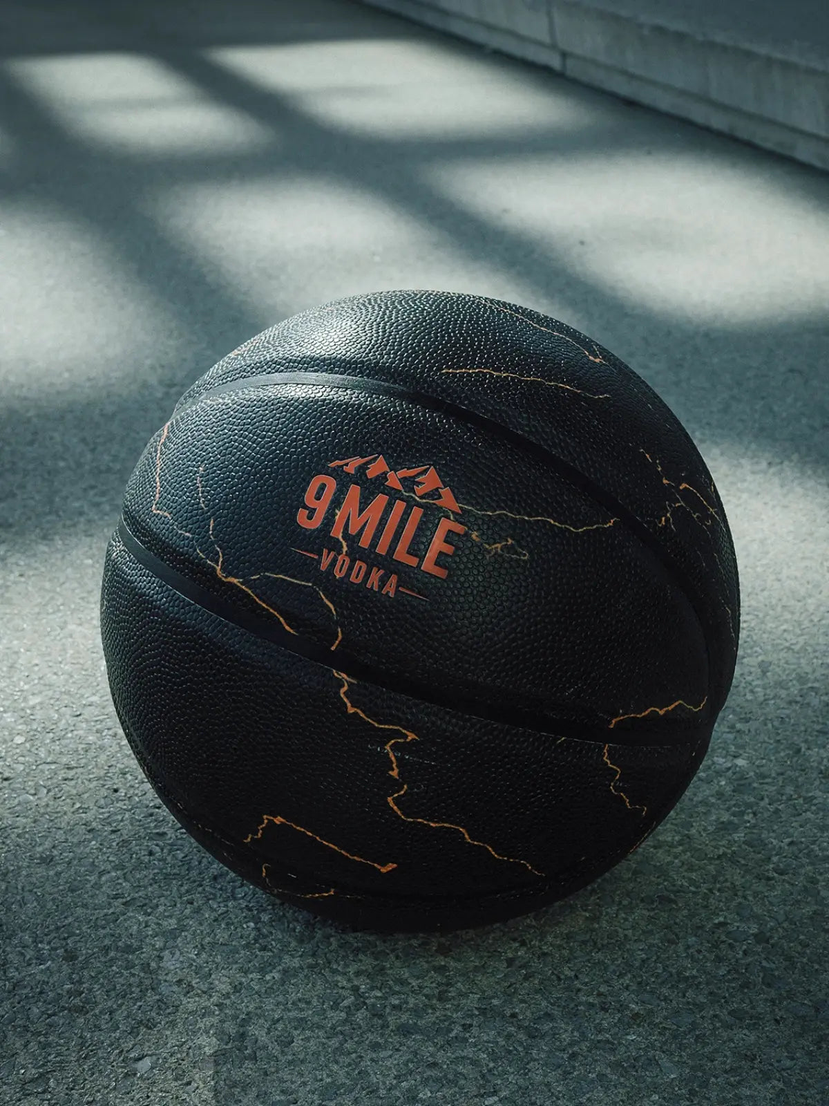 Schwarzer Basketball in 9 MILE Vodka Design