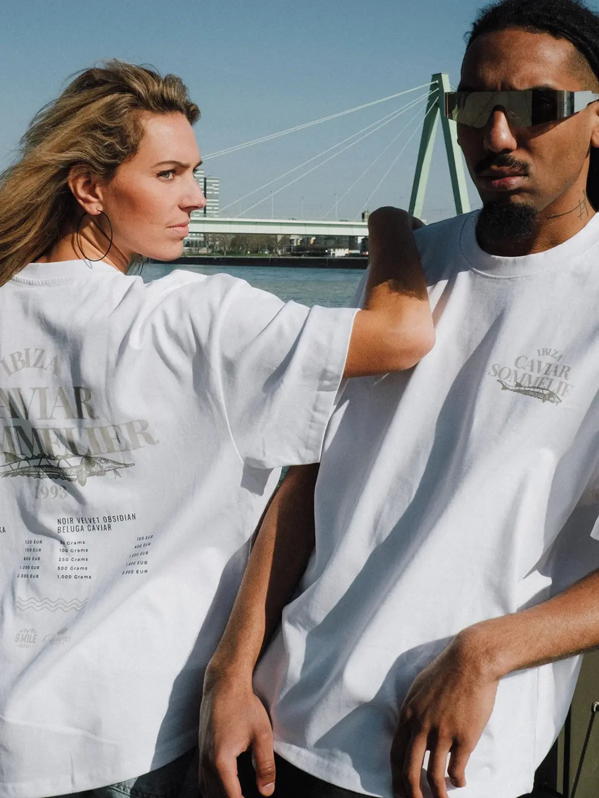 Oversized T-Shirt in weiß mit Caviar Design