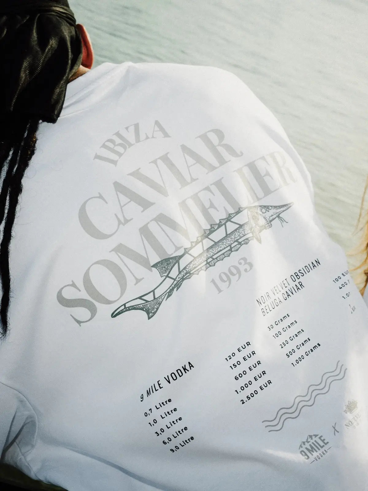 Oversized T-Shirt in weiß mit Caviar Design