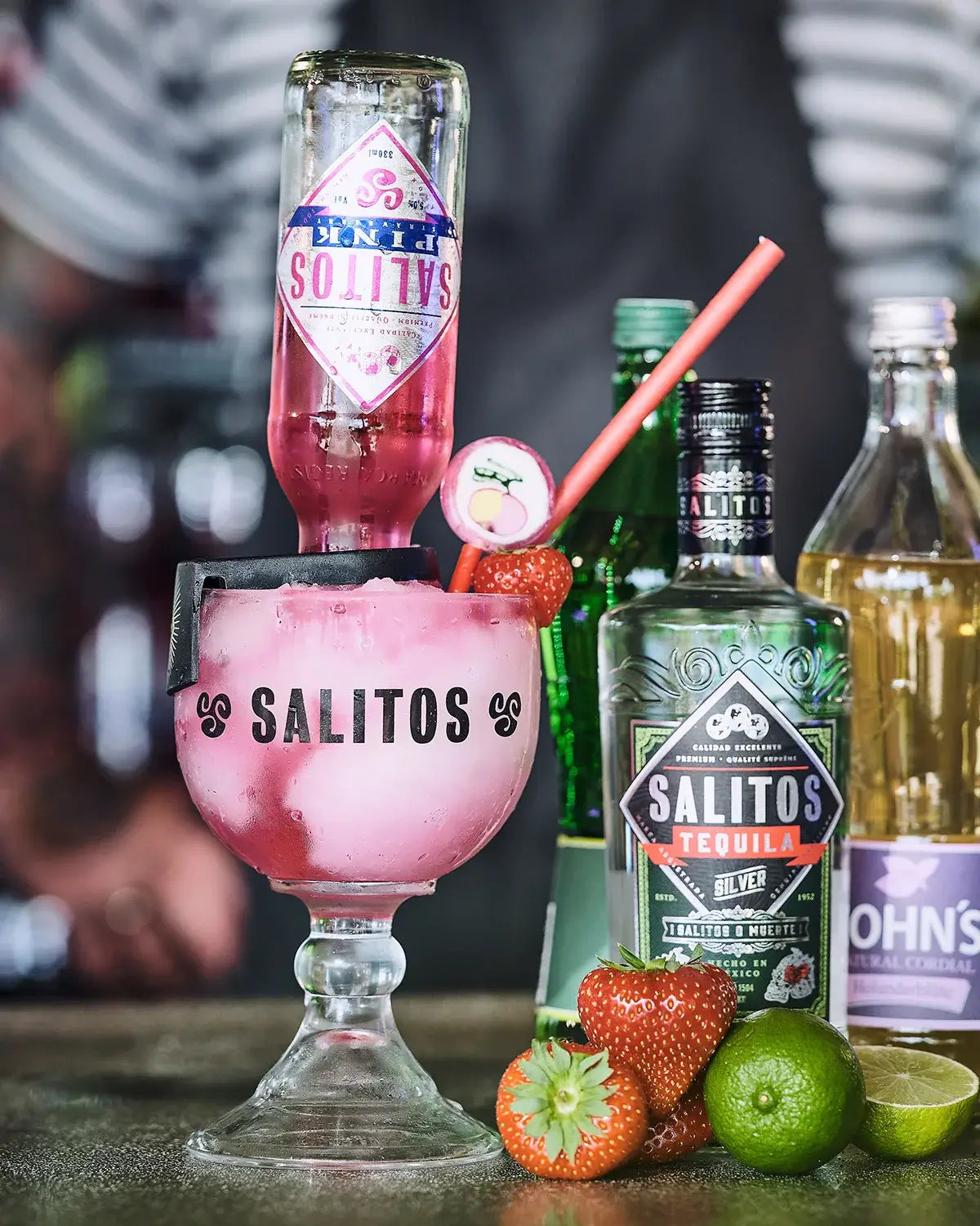 Ein Cocktail gemischt mit einer Salitos Flasche im Salrita Cocktailglas