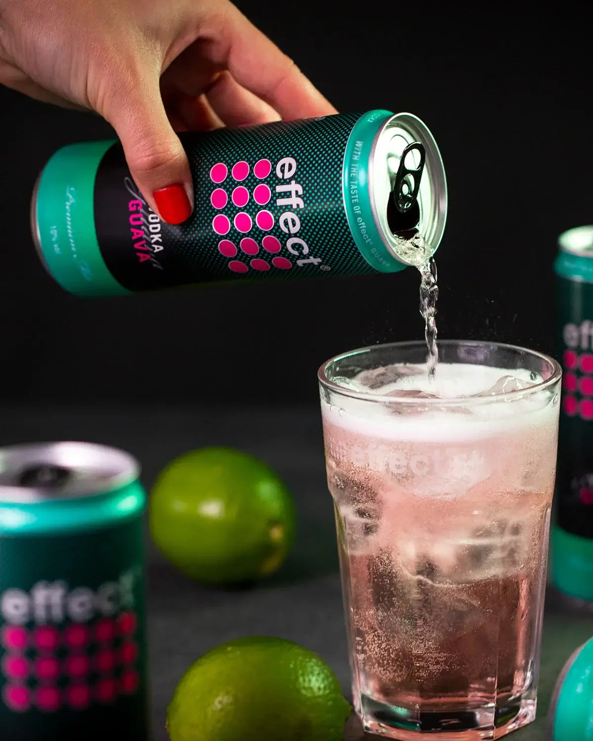 Eine Dose effect VODKA GUAVA die in ein Glas gefüllt wird mit Eis