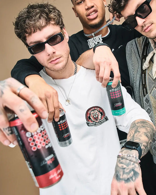 Drei Jungs die effect Vodka Energy in der Hand halten