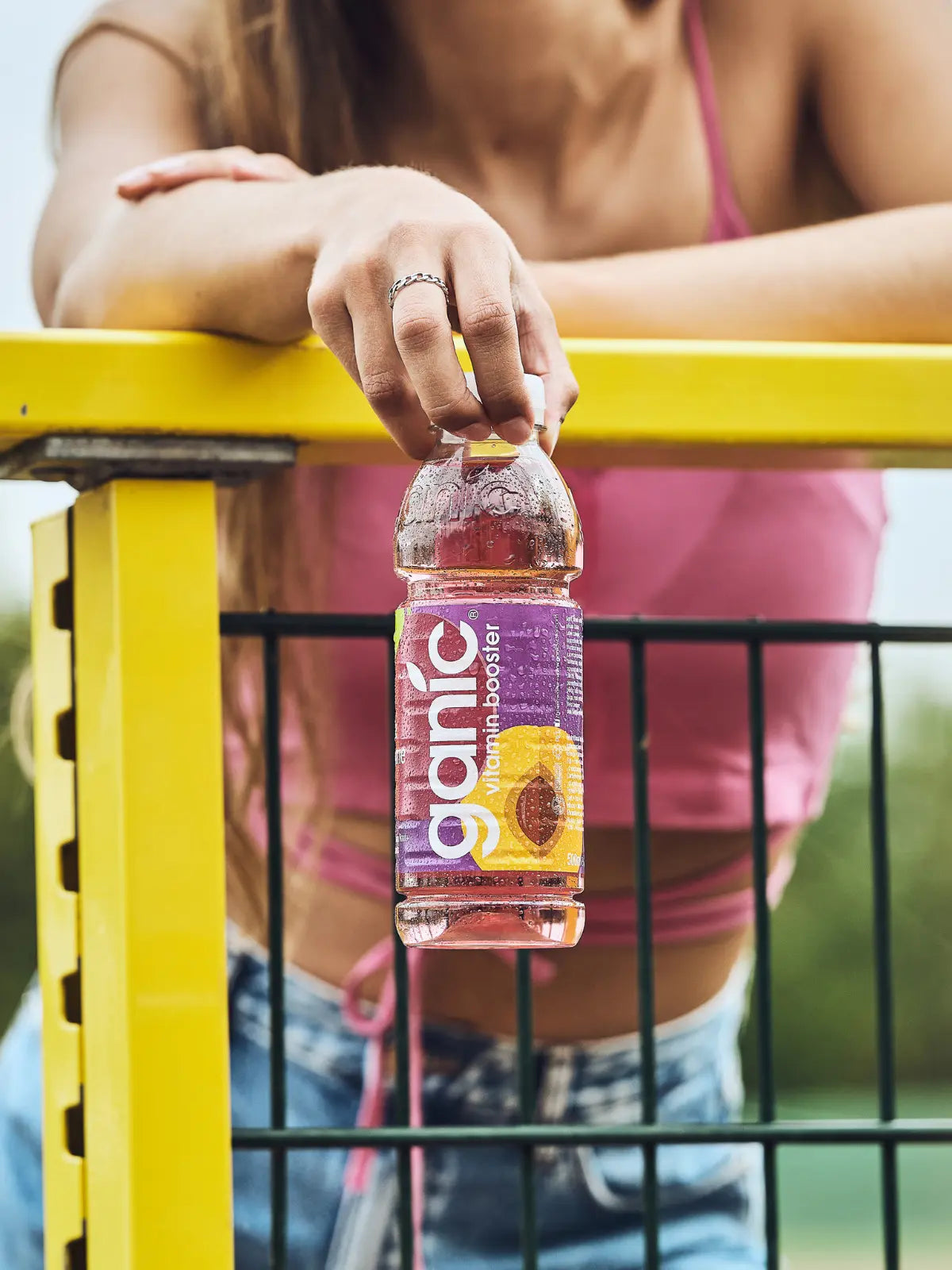 frau hölt eine flasche ganic wilde pflaume