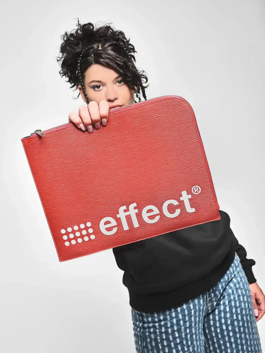 Eine Frau hält eine rote effect Business Bag