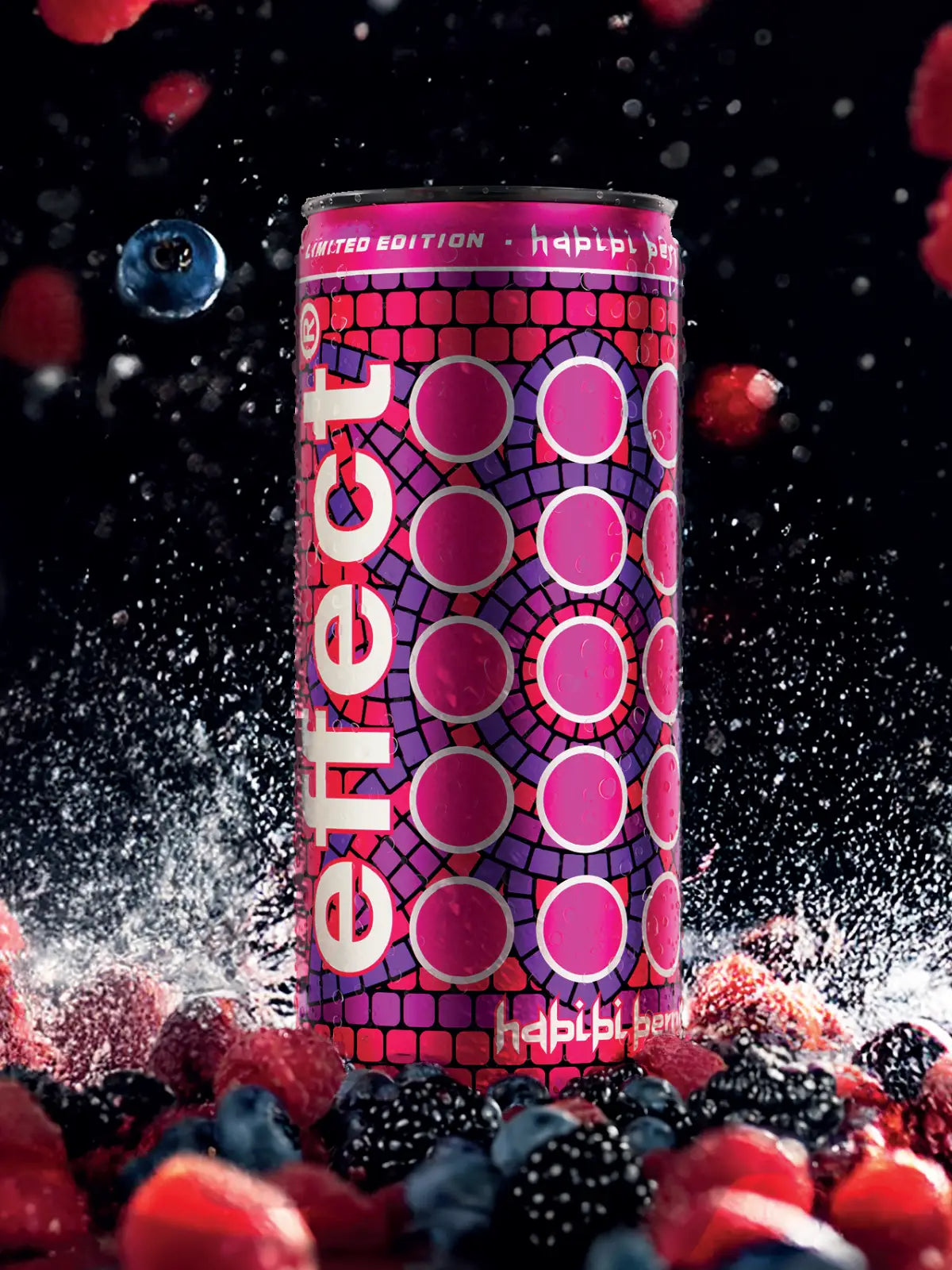 Eine farbenfrohe Dose mit einem Energydrink mit Beeren vor einem leuchtend rosa Hintergrund.