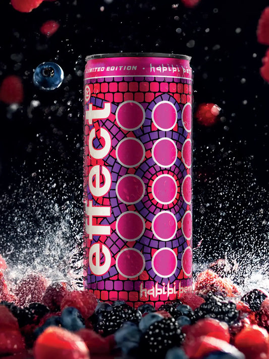 Eine farbenfrohe Dose mit einem Energydrink mit Beeren vor einem leuchtend rosa Hintergrund.
