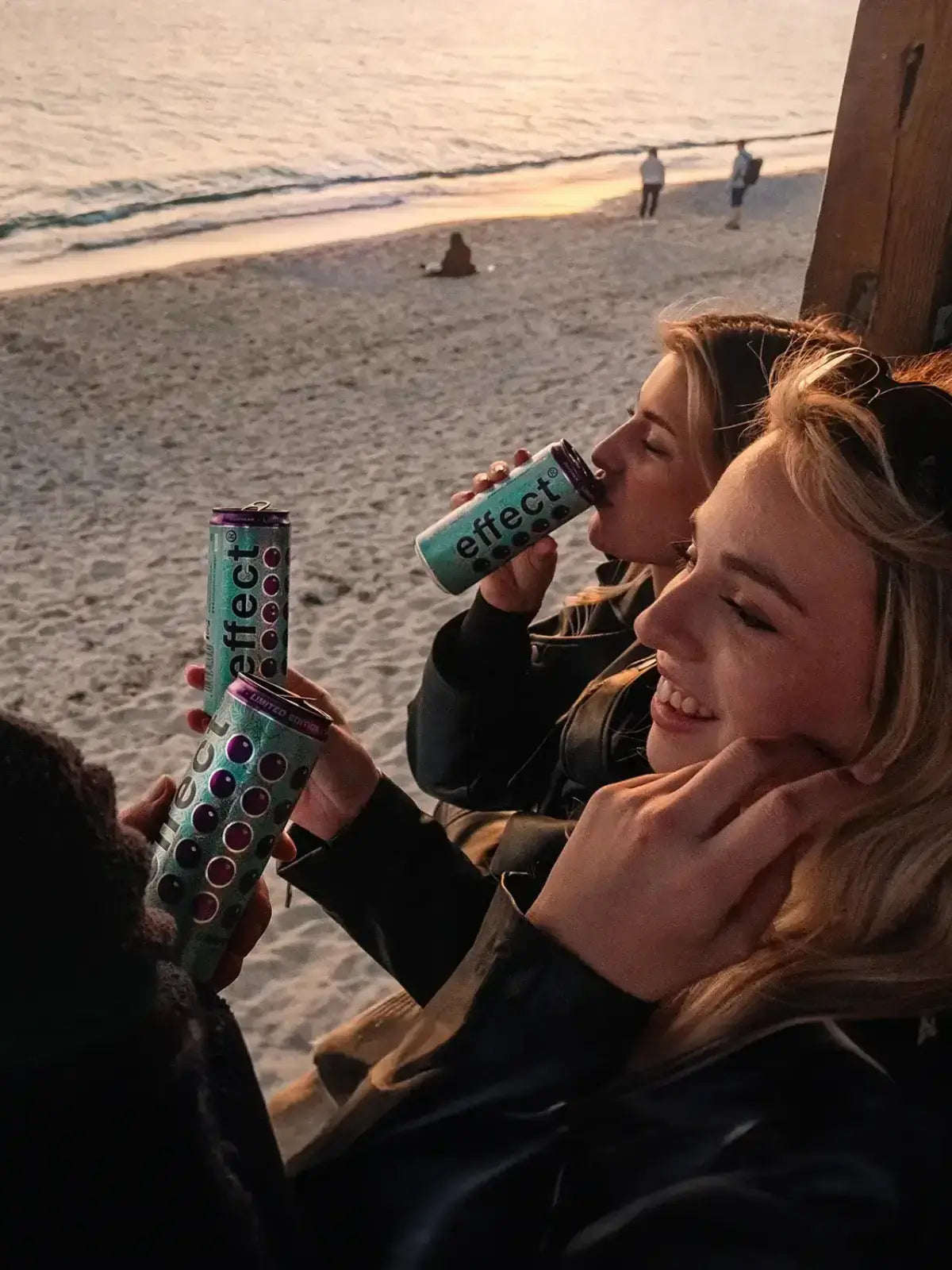 2 Frau trinken effect Grape Mint im Hintergrund am Strand bei Sonnenuntergang