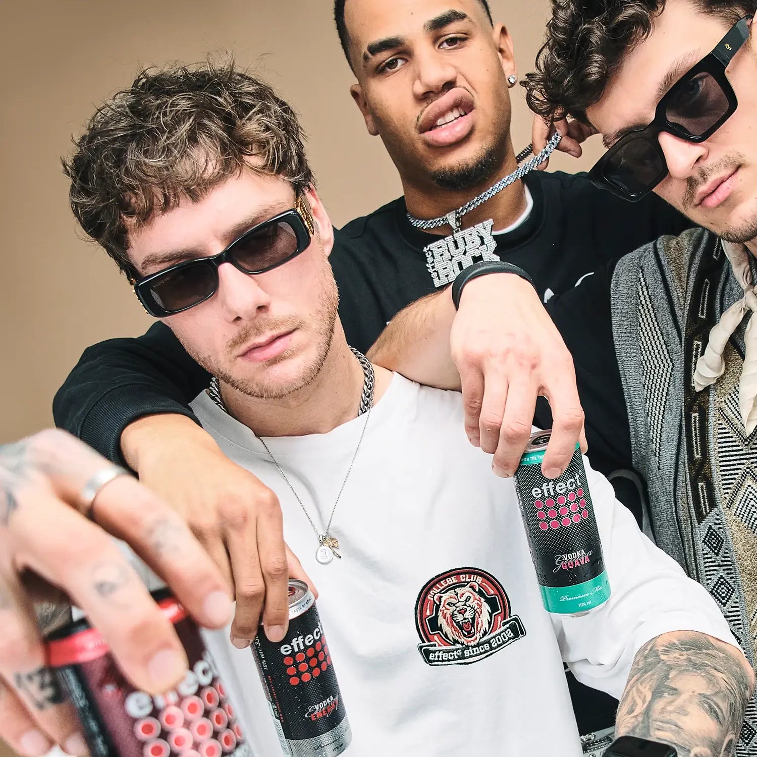 3 junge Männer posieren vor der Kamera alle drei Jungs halten verschiedene Sorten von effect MIX in den Händen. der Mann ganz links hält eine Dose effect MIX RUBY ROCK , der Mann in der mitte eine Dose effect MIX VODKA ENERGY und der Mann rechts eine Dose effect MIX VODKA GUAVA in den Händen.