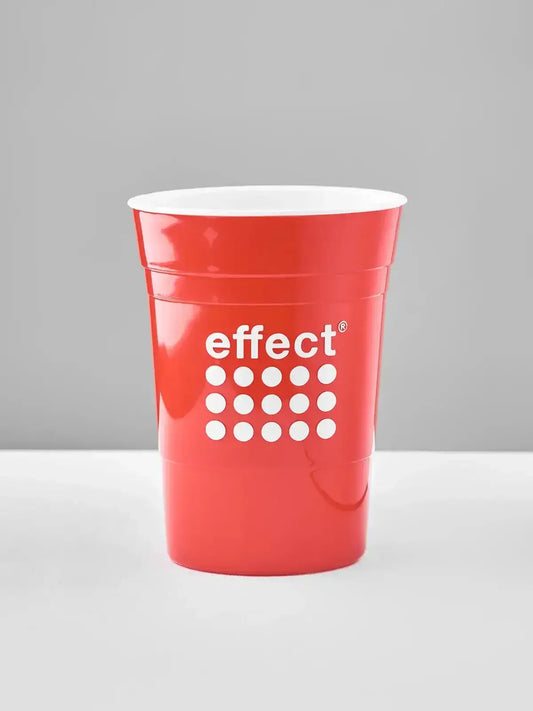 Ein Roter effect Becher