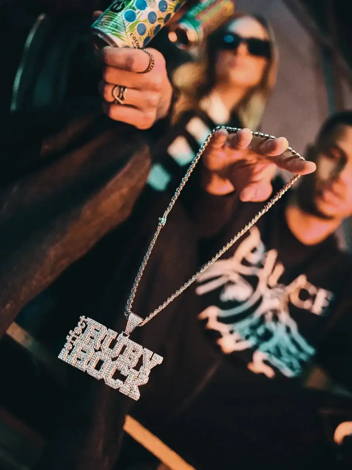 2 Männer halten eine effect Ruby Rock Iced out Chain