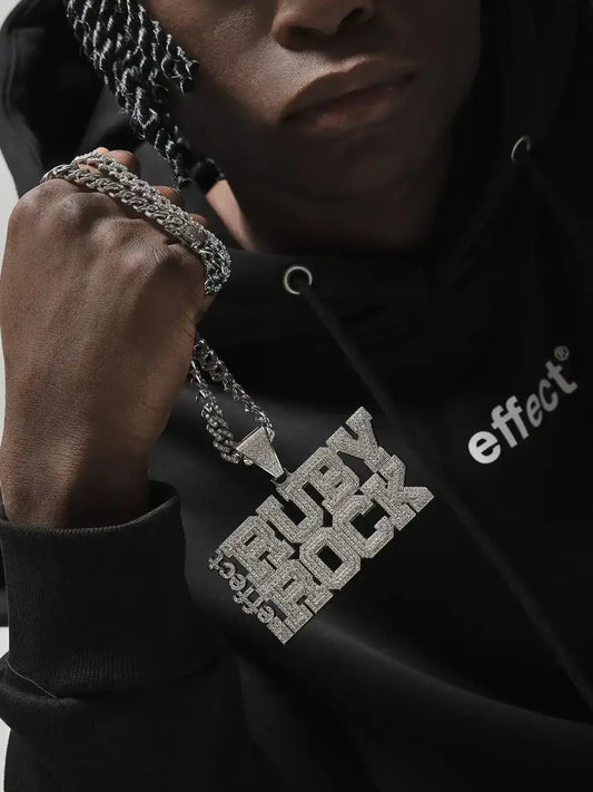 Ein Mann trägt eine effect Ruby Rock Iced out Chain