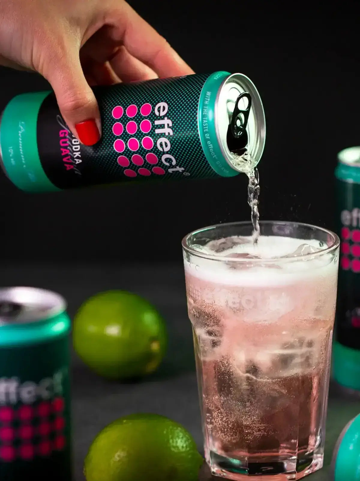 Ein Glas welches mit effect Vodka Guava befüllt wird