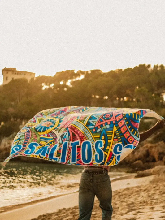 Ein buntes Salitos Beach Towel