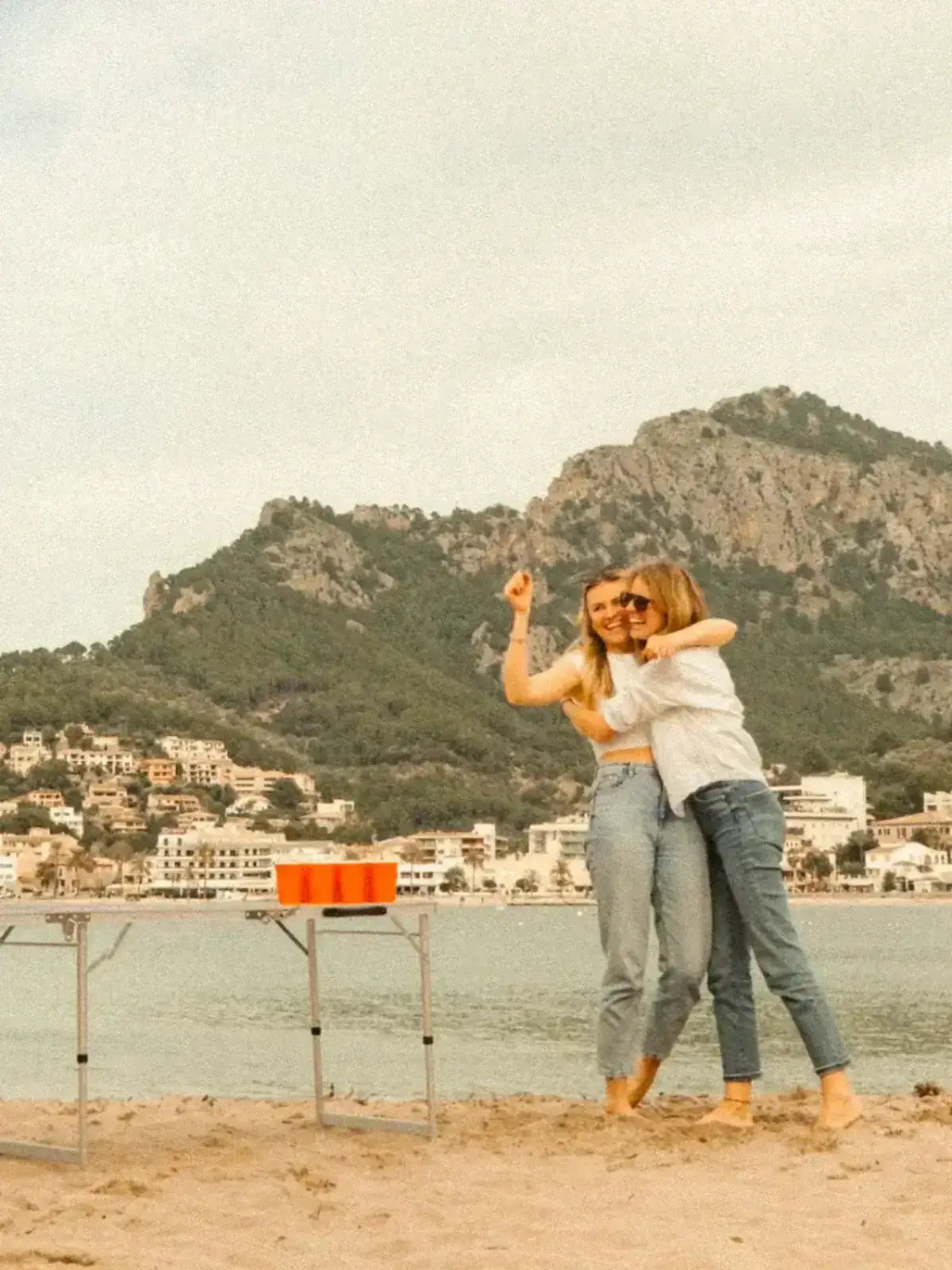 Zwei Frauen am Strand spielen Beer Pong an einem Salitos Beer Pong Tisch