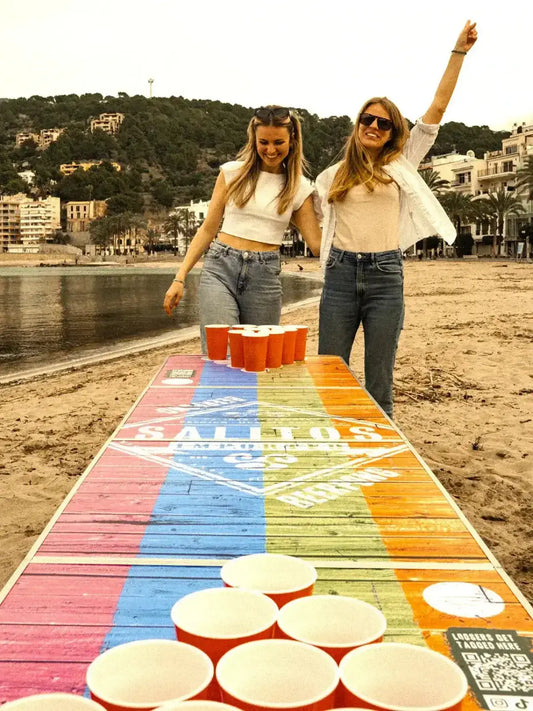 Zwei Frauen am Strand spielen Beer Pong an einem Salitos Beer Pong Tisch