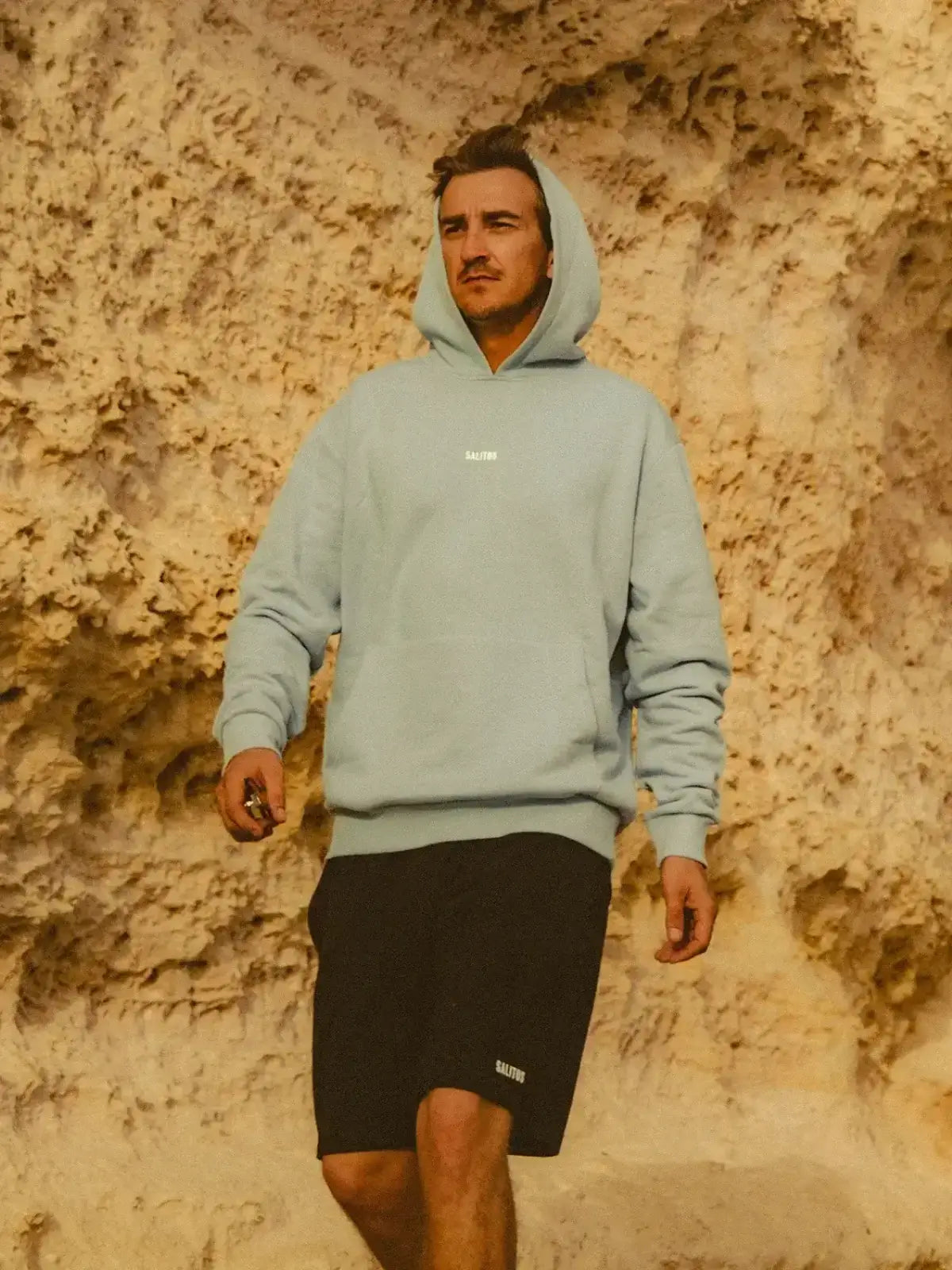 Ein Mann trägt einen Salitos Hoodie in der Farbe blue