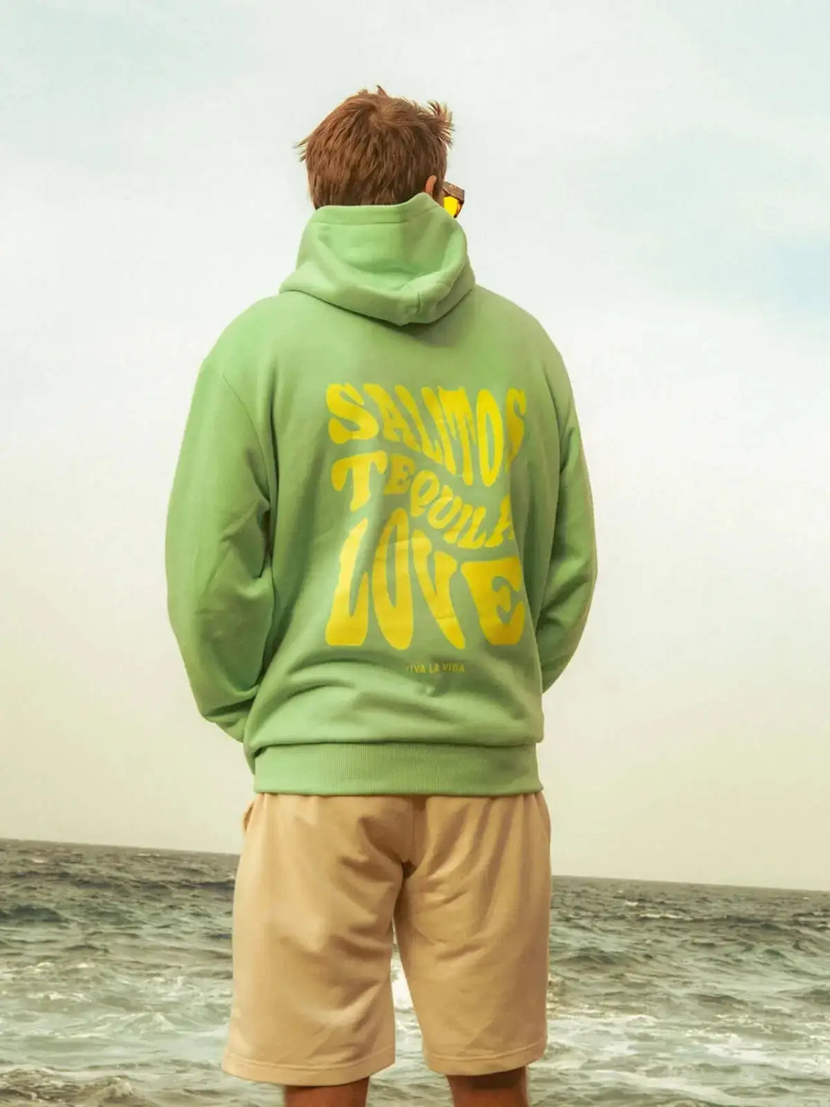 Ein Mann trägt einen Salitos Hoodie in der Farbe mint