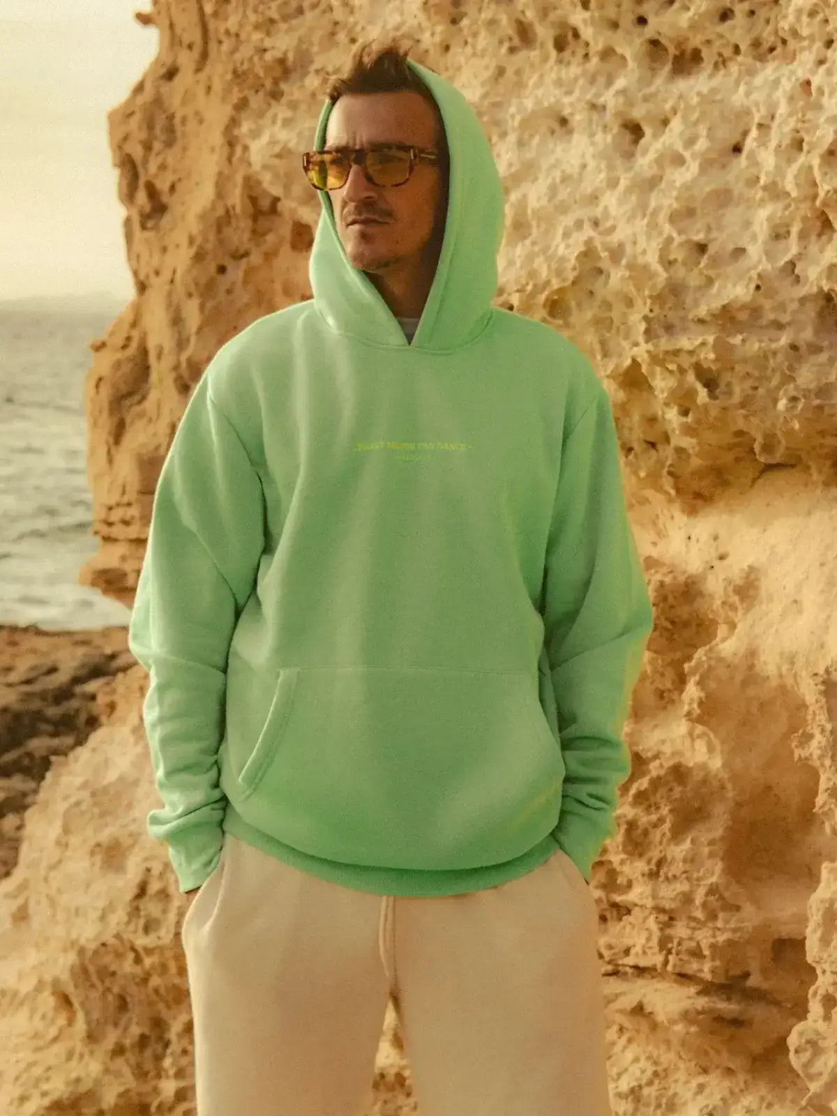 Ein Mann trägt einen Salitos Hoodie in der Farbe mint