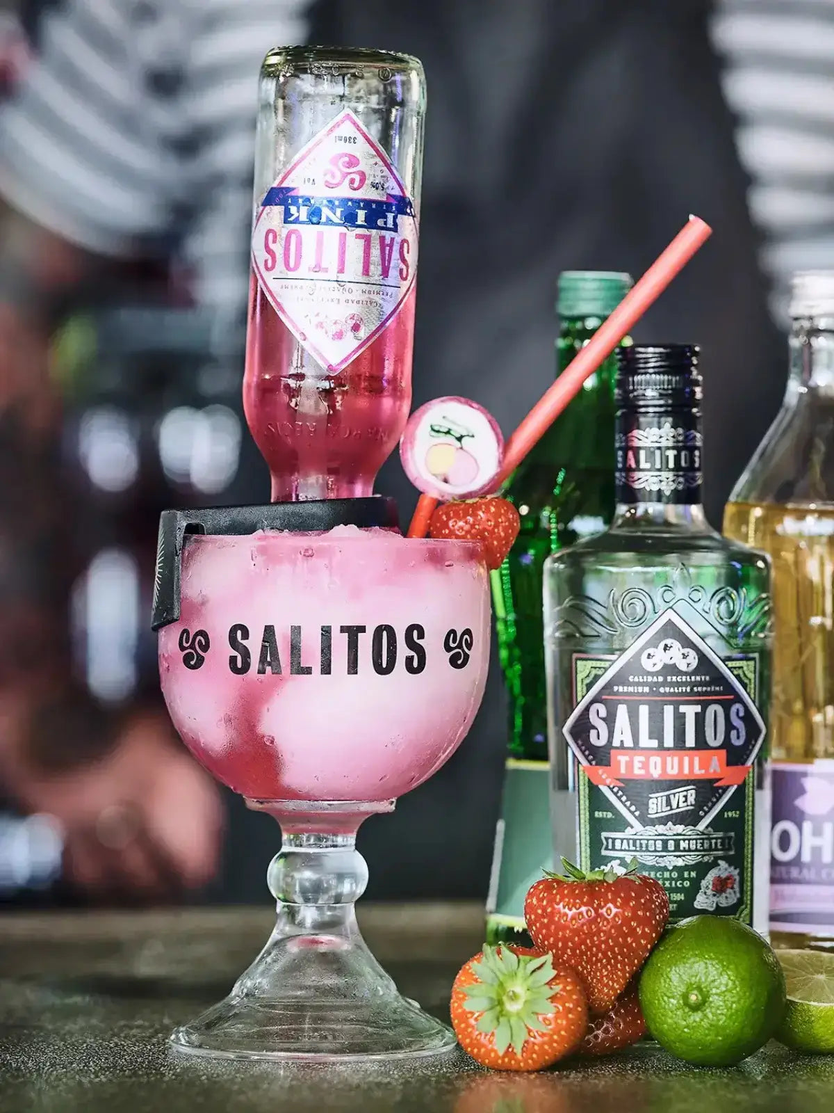 SALITOS Salrita Glas Set mit einer Flasche SALITOS Pink auf einem Bartresen