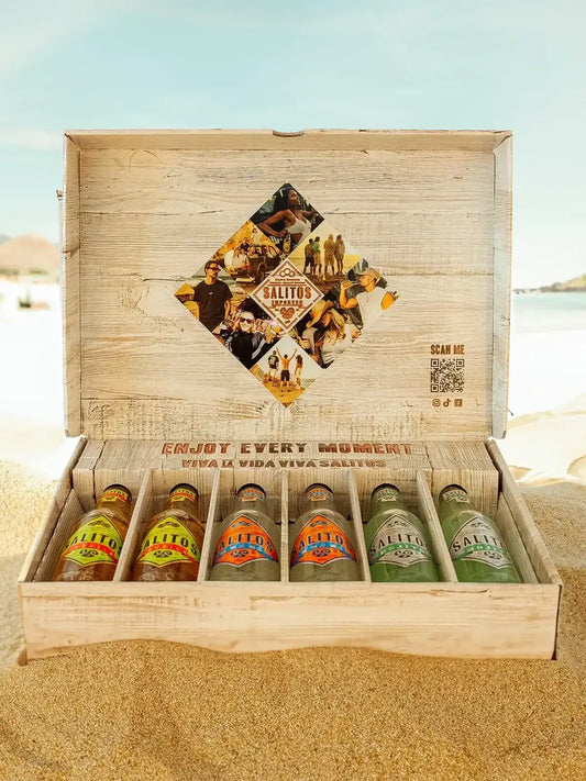 SALITOS Tasting Box mit 6 Flaschen an einem Sandstrand mit verschiedenen Geschmacksrichtungen